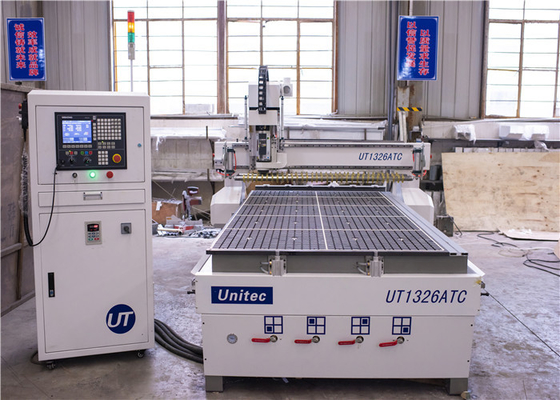 1800KG 20000mm/Min Unitec 1326のATC CNCのルーター機械