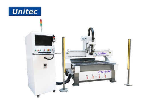 UT1212ATC木MDFポリ塩化ビニールのための1200mm x 1200mm ATC CNCの木工業のルーター機械