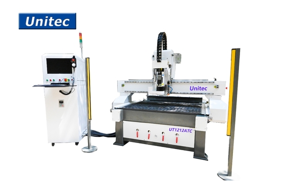 UT1212ATC木MDFポリ塩化ビニールのための1200mm x 1200mm ATC CNCの木工業のルーター機械